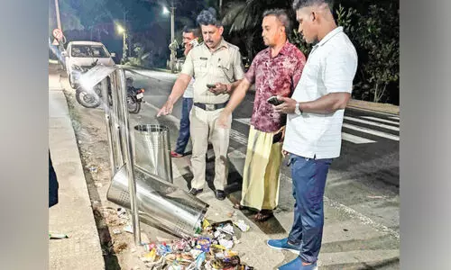 ഓ​ല​പ്പീ​ടി​ക​യി​ൽ മ​ദ്യ​പ​രു​ടെ അ​ഴി​ഞ്ഞാ​ട്ടം