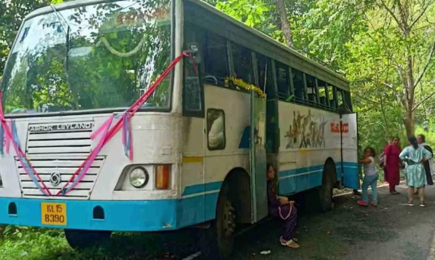 ഗവിയിലേക്ക് പോയ കെ.എസ്.ആർ.ടി.സി ബസ് വനത്തിൽ‌ കുടുങ്ങി; രക്ഷിക്കാനെത്തിയ ബസും തകരാറിൽ