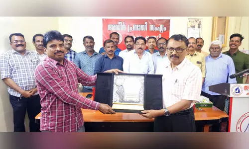 ഷാ​ജി പ​ണി​ക്ക​ർ​ക്ക് യാ​ത്ര​യ​യ​പ്പ് ന​ൽ​കി