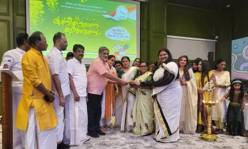 ക​ണി​ക്കൊ​ന്ന വി​ത​ര​ണ​വും വി​ഷു ആ​ഘോ​ഷ​വും