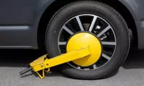 തലശ്ശേരിയിൽ ടയർ കള്ളൻ; പാർക്കിങ് ഏരിയയിൽ നിർത്തിയിട്ട കാ​റി​ന്റെ പു​തി​യ ട​യ​റു​ക​ൾ മോ​ഷ​ണം പോ​യി