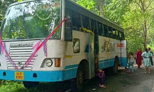 ഗവിയിലേക്ക് പോയ കെ.എസ്.ആർ.ടി.സി ബസ് വനത്തിൽ‌ കുടുങ്ങി; രക്ഷിക്കാനെത്തിയ ബസും തകരാറിൽ