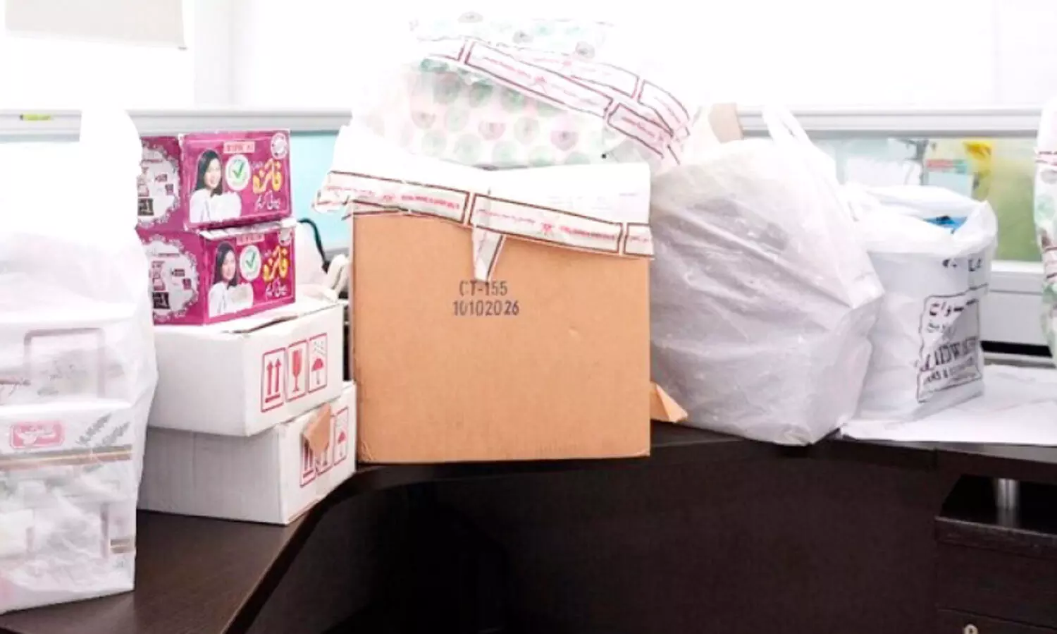 ലൈ​സ​ൻ​സി​ല്ലാ​തെ വി​ൽ​പ​ന; മ​സ്‌​ക​ത്തി​ൽ​നി​ന്ന് 1300ല​ധി​കം ഹെ​ർ​ബ​ൽ, സൗ​ന്ദ​ര്യ​വ​ർ​ധ​ക ഉ​ൽ​പ​ന്ന​ങ്ങ​ൾ പി​ടി​ച്ചെ​ടു​ത്തു