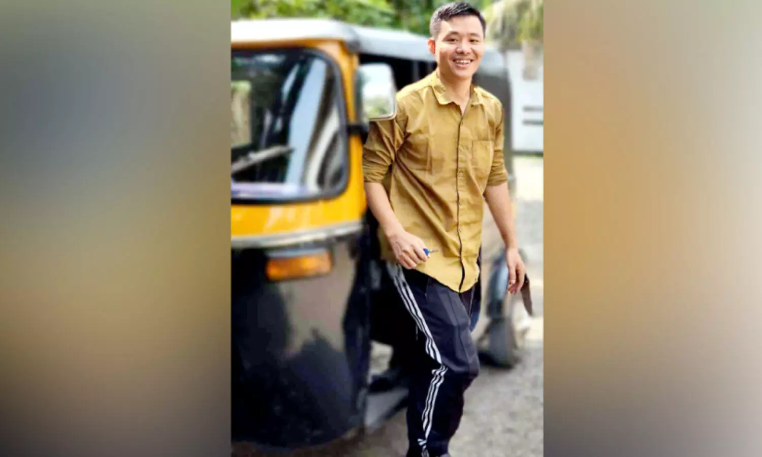 മ​ല​യാ​ളി പൊ​ളി​യാ​ണെ​ന്ന് ഓ​ട്ടോ ഡ്രൈ​വ​റാ​യ ഇം​ഗ്ലീ​ഷ് അ​ധ്യാ​പ​ക​ൻ;അ​ധ്യാ​പ​ന​ത്തോ​ടൊ​പ്പം ഓ​ട്ട​മോ​ടു​ന്ന​ത് കോ​ട്ട​ക്ക​ലി​ൽ