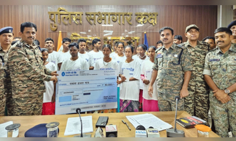 ഛത്തീസ്ഗഢിൽ സ്ത്രീകൾ ഉൾപ്പെടെ 22 മാവോവാദികൾ കീഴടങ്ങി