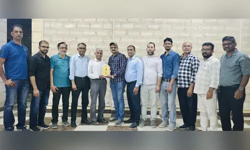 മ​മ്മ​ദ് കോ​യ​ക്ക് കെ.​കെ.​എം.​എ യാ​ത്ര​യ​യ​പ്പ് ന​ൽ​കി