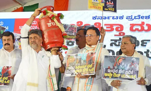 രാ​ജ്യ​ത്ത് വി​ല​ക്ക​യ​റ്റ​ത്തി​ന് കാ​ര​ണ​ക്കാ​ര​ൻ മോ​ദിയെന്ന് സി​ദ്ധ​രാ​മ​യ്യ