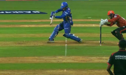 സീഷന്‍റെ പന്തിൽ കമ്മിൻസ് ക്യാച്ചെടുത്തു, പവലിയനിലേക്ക് മടങ്ങിയ റിക്കൽറ്റനെ തിരിച്ചുവിളിച്ച് അമ്പയർ; ചതിച്ചത് ക്ലാസന്‍റെ ഗ്ലൗ, ‘വിക്കറ്ററുടെ നോബാൾ’!