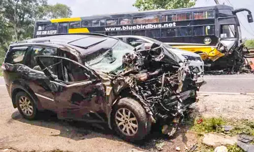 കാർ ബസിലും ബൈക്കിലും ഇടിച്ച് നാലുപേർക്ക് പരിക്ക് കാർ ബസിലും ബൈക്കിലും ഇടിച്ച് നാലുപേർക്ക് പരിക്ക്