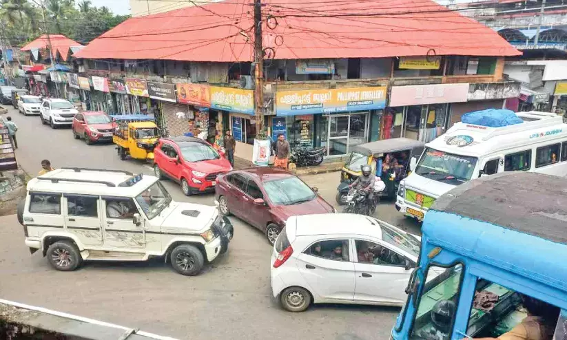 കാഞ്ഞാണി സെന്റർ ഗതാഗതക്കുരുക്കിൽ വീർപ്പുമുട്ടുന്നു