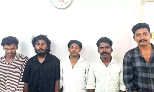 വിഷുവേലക്കിടെ സംഘർഷം; ഗ്രേഡ് എസ്.ഐക്ക് പരിക്ക്, അഞ്ചുപേർ അറസ്റ്റിൽ വിഷുവേലക്കിടെ സംഘർഷം; ഗ്രേഡ് എസ്.ഐക്ക് പരിക്ക്, അഞ്ചുപേർ അറസ്റ്റിൽ