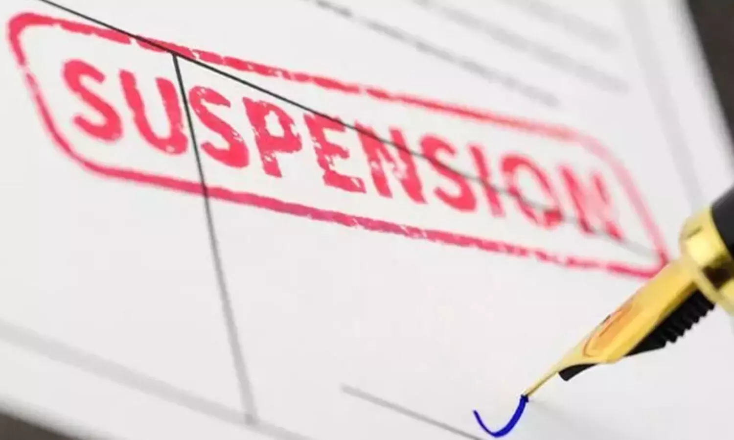 വിദ്യാർഥികൾക്ക് മദ്യം നൽകി; അധ്യാപകനെ സസ്പെൻഡ് ചെയ്തു