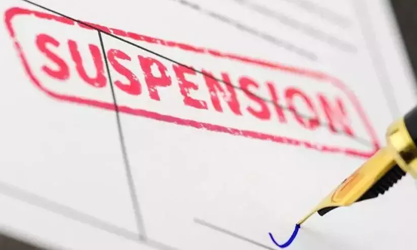 വിദ്യാർഥികൾക്ക് മദ്യം നൽകി; അധ്യാപകനെ സസ്പെൻഡ് ചെയ്തു