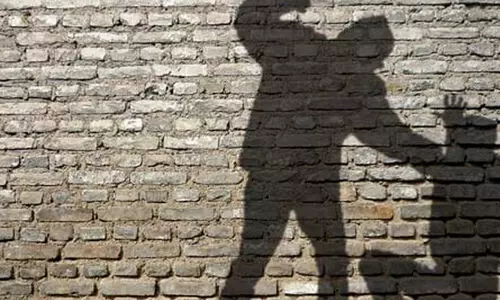 നഖങ്ങൾ പിഴുതെടുത്തു, വൈദ്യുതാഘാതമേൽപ്പിച്ചു; യുവാക്കളെ ക്രൂര പീഡനത്തിനിരയാക്കി തൊഴിലുടമ