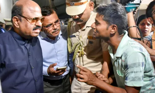 മുർഷിദാബാദ് സംഘർഷം; കലാപബാധിതരെ  സന്ദർശിച്ച് ദേശീയ വനിത കമീഷനും ഗവർണറും