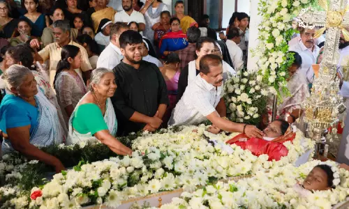 ഒറ്റക്കല്ലറയിൽ ഒരുമിച്ചുറങ്ങി അമ്മയും കുരുന്നുകളും