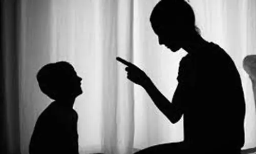 കുരുന്നുകളെ അമ്മ ചട്ടുകം പഴുപ്പിച്ച്​ പൊള്ളിച്ചു