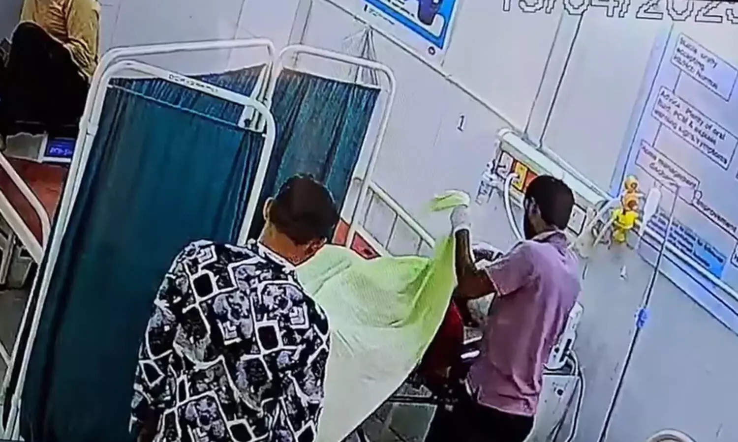 മൃതദേഹത്തിൽ നിന്ന് സ്വർണാഭരണം മോഷ്ടിച്ച് ആശുപത്രി ജീവനക്കാരൻ; ദൃശ്യങ്ങൾ പുറത്ത് -VIDEO