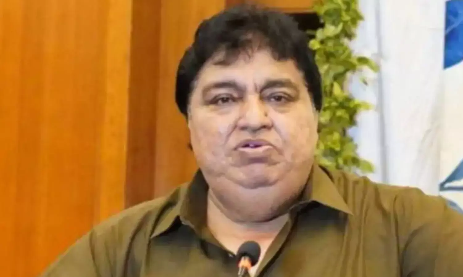 പാകിസ്താനിൽ മന്ത്രിക്കുനേരെ തക്കാളിയേറ്