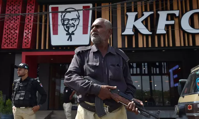 ഔട്ട്​ലെറ്റുകൾ അഗ്നിക്കിരയാക്കി, ജീവനക്കാരനെ വെടിവെച്ച് കൊന്നു; പാകിസ്താനിൽ കെ.എഫ്.സിക്കെതിരായ പ്രതിഷേധം കത്തുന്നു