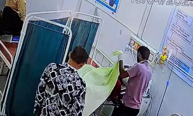 മൃതദേഹത്തിൽ നിന്ന് സ്വർണാഭരണം മോഷ്ടിച്ച് ആശുപത്രി ജീവനക്കാരൻ; ദൃശ്യങ്ങൾ പുറത്ത് -VIDEO