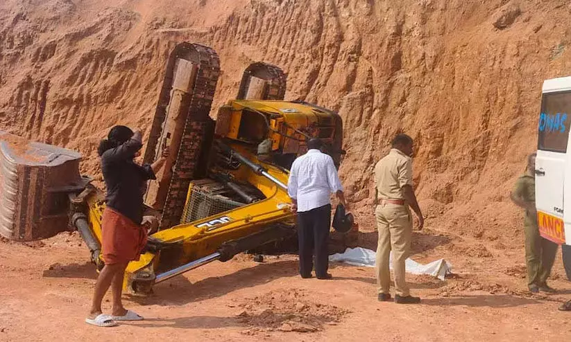 മണ്ണുമാന്തിയന്ത്രം മറിഞ്ഞ് ഇതരസംസ്ഥാനത്തൊഴിലാളിയായ യുവാവ് മരിച്ചു മണ്ണുമാന്തിയന്ത്രം മറിഞ്ഞ് ഇതരസംസ്ഥാനത്തൊഴിലാളിയായ യുവാവ് മരിച്ചു