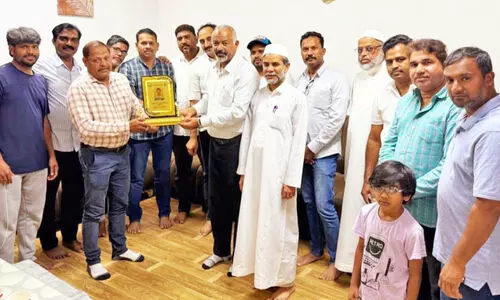 ഹം​സ അ​രി​മ്പ്ര​ക്ക് കെ.​എം.​സി.​സി യാ​ത്ര​യ​യ​പ്പ് ന​ൽ​കി