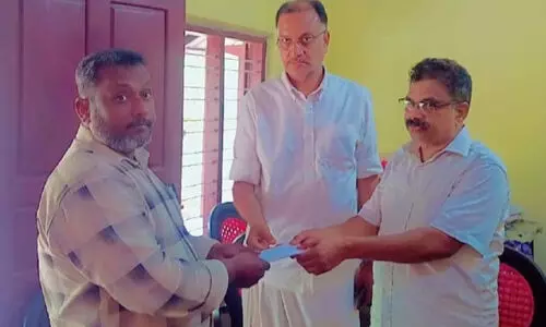 ധ​ന​സ​ഹാ​യം കൈ​മാ​റി