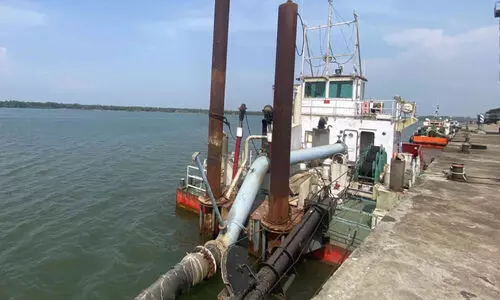 അ​ഴീക്കോ​ട് പോ​ർ​ട്ടി​ന്‍റെ മ​ണ്ണു​മാ​ന്തി യ​ന്ത്രം നാ​ടു​ക​ട​ത്തി