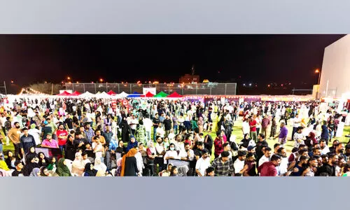 കാ​ര​റ്റ് പോ​ള, ഹാ​ഫ് മൂ​ൺ ചി​ക്ക​ൻ രു​ചി​ക്കൂ​ട്ടു​ക​ളു​ടെ ക​ല​വ​റ​യാ​യി ഭ​ക്ഷ്യ സ്റ്റാ​ളു​ക​ൾ