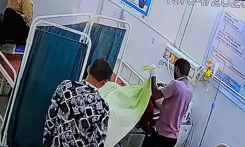 മൃതദേഹത്തിൽ നിന്ന് സ്വർണാഭരണം മോഷ്ടിച്ച് ആശുപത്രി ജീവനക്കാരൻ; ദൃശ്യങ്ങൾ പുറത്ത് -VIDEO