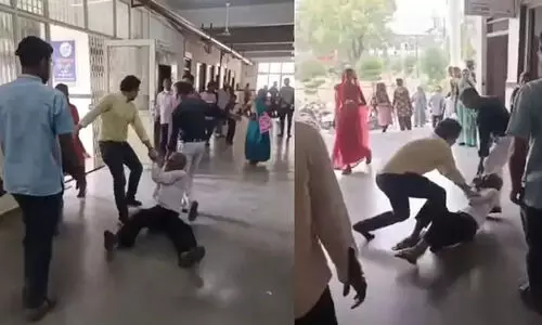 77 കാരനെ ക്രൂരമായി മർദിച്ച് ആശുപത്രി വരാന്തയിലൂടെ വലിച്ചിഴച്ച് ഡോക്ടർ; വിഡിയോ 77 കാരനെ ക്രൂരമായി മർദിച്ച് ആശുപത്രി വരാന്തയിലൂടെ വലിച്ചിഴച്ച് ഡോക്ടർ; വിഡിയോ