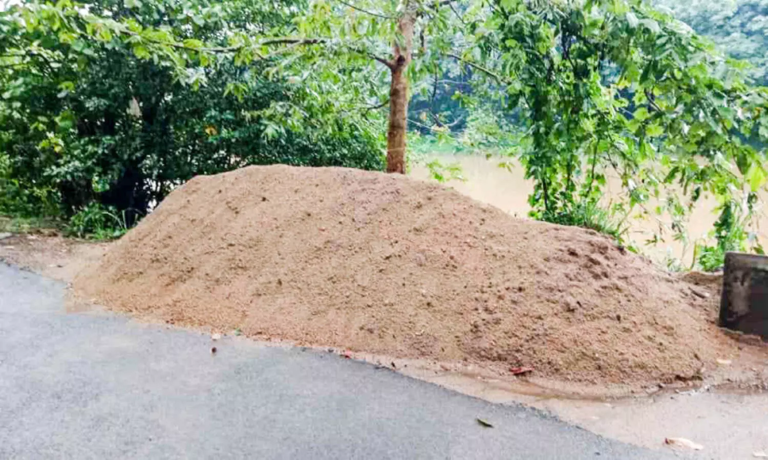 മീനച്ചിലാറ്റിൽ അനധികൃത മണൽവാരൽ രൂക്ഷം