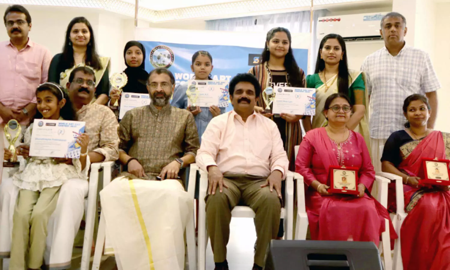 ‘വേ​ൾ​ഡ് ആ​ർ​ട്ട് ഡേ’ ​മ​ത്സ​ര​ത്തി​ലെ വി​ജ​യി​ക​ൾ​ക്കു​ള്ള സ​മ്മാ​ന​ദാ​നം ന​ട​ത്തി