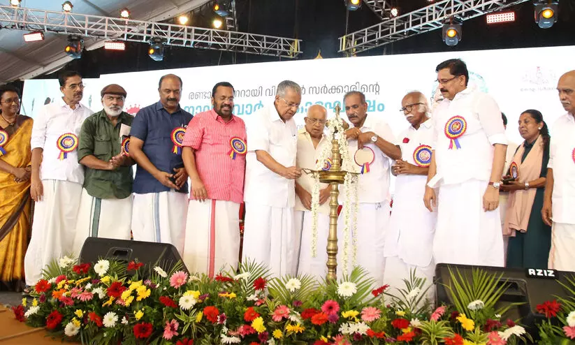 രാജ്യവും ലോകവും ആശ്ചര്യത്തോടെ കേരളത്തെ നോക്കിനിന്നു; തകർന്നുപോകട്ടെ എന്നാഗ്രഹിച്ച കേന്ദ്രത്തിനുപോലും അവാർഡുകൾ തരേണ്ടിവന്നെന്നും മുഖ്യമന്ത്രി പിണറായി രാജ്യവും ലോകവും ആശ്ചര്യത്തോടെ കേരളത്തെ നോക്കിനിന്നു; തകർന്നുപോകട്ടെ എന്നാഗ്രഹിച്ച കേന്ദ്രത്തിനുപോലും അവാർഡുകൾ തരേണ്ടിവന്നെന്നും മുഖ്യമന്ത്രി പിണറായി