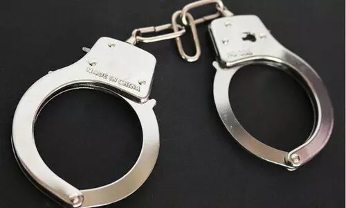 പൊ​ലീ​സ് ആ​ൾ​മാ​റാ​ട്ടം, ക​വ​ർ​ച്ച; അ​ഞ്ചു​പേ​ർ അ​റ​സ്റ്റി​ൽ