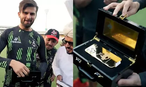 ഷഹീൻ അഫ്രീദിക്ക് സ്വർണത്തിൽ പൊതിഞ്ഞ ആപ്പിൾ ഫോൺ സമ്മാനം; സഹതാരത്തിന് കണ്ണുകടി! അതൃപ്തി പരസ്യമാക്കി -വിഡിയോ