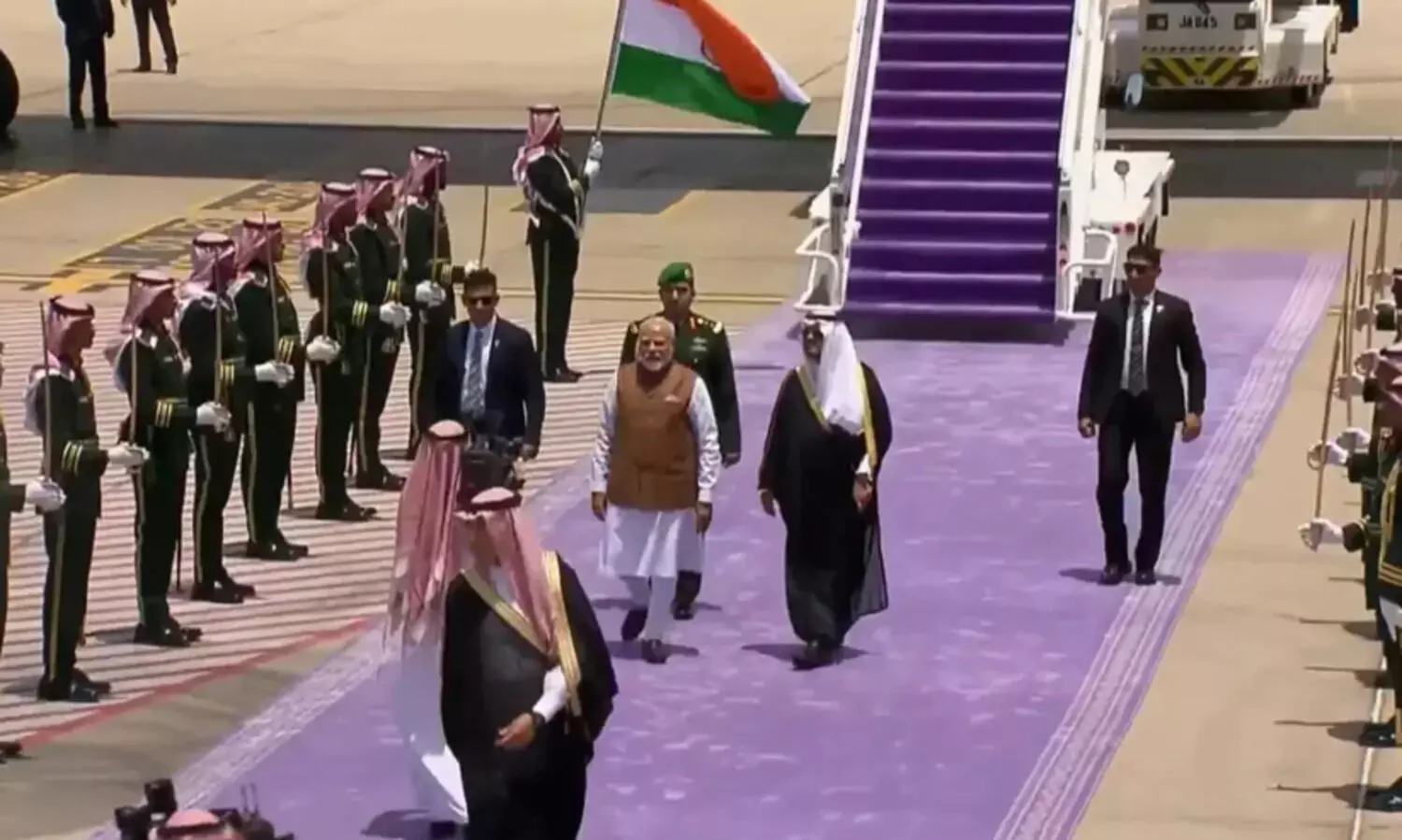 മോദിയുടെ സൗദി സന്ദർശനം തുടങ്ങി, ജിദ്ദയിൽ വൻവരവേൽപ്പ്