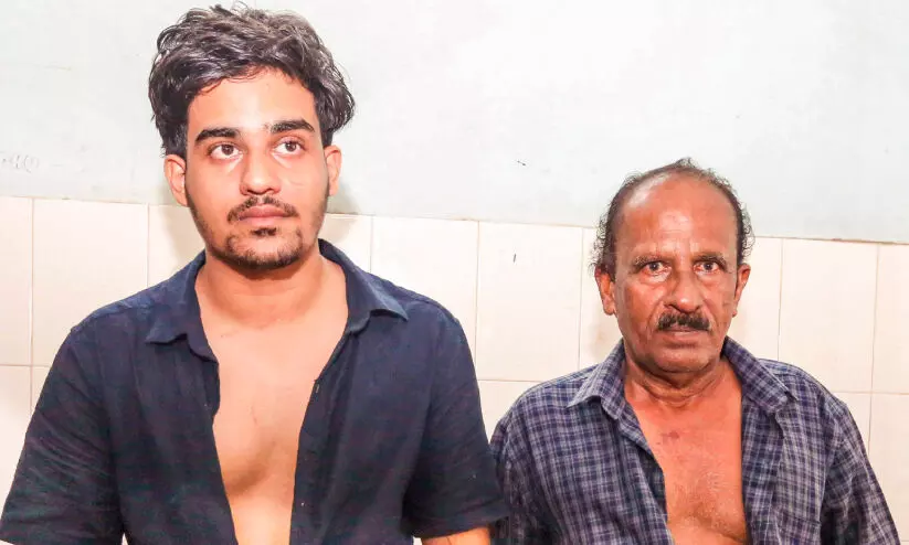 ​ബസ് കാത്തുനിന്ന യുവാവിനെയും പിതാവിനെയും പൊലീസ് മര്‍ദിച്ചതായി പരാതി