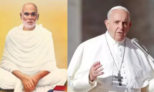 ഗു​രു​വി​നെ​യും കേ​ര​ള​ത്തെ​യും ചേ​ർ​ത്തു​പി​ടി​ച്ച പാ​പ്പ