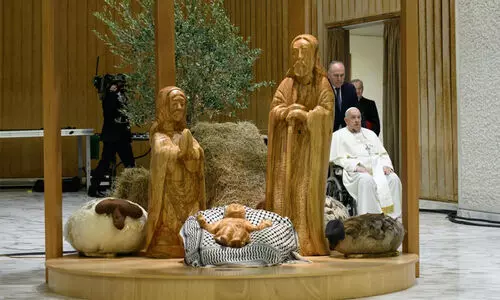 ക​ഫി​യ പു​ത​പ്പി​ച്ച ഉ​ണ്ണി​യേ​ശു, പാ​പ്പ​യു​ടെ ഫ​ല​സ്തീ​ൻ ഐ​ക്യ​ദാ​ർ​ഢ്യം