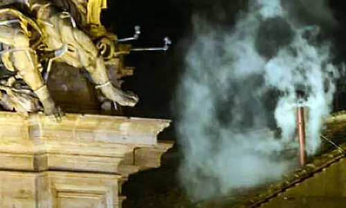 പാ​പ്പാ തെ​ര​ഞ്ഞെ​ടു​പ്പും വെ​ളു​ത്ത പു​ക​യും