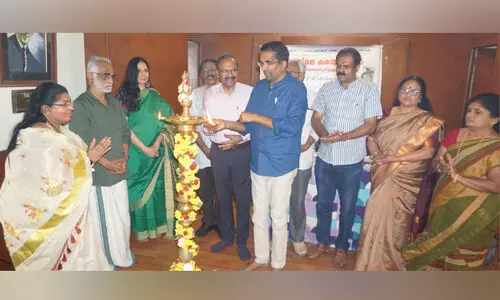 ‘പു​ഞ്ചി​രി​മ​ല ക​ര​യു​മ്പോ​ൾ’ ഇം​ഗ്ലീ​ഷ് പ​തി​പ്പ് പ്ര​കാ​ശ​നം