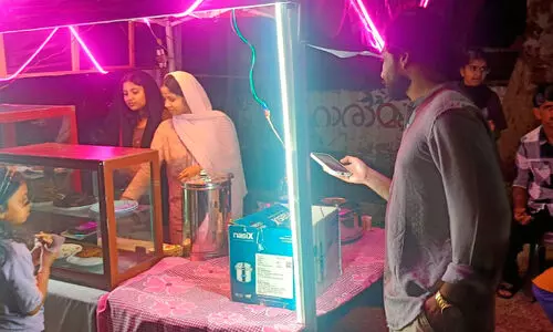 ത​​ട്ടു​​ക​​ടയിൽ  രുചിക്കൂട്ടൊരുക്കി പി.​​ജി​​ക്കാ​​രി​​യും എ​​ൽ.​​എ​​ൽ.​​ബി​​ക്കാ​​രി​​യും പ്ല​​സ്ടു​​കാ​​രി​​യും