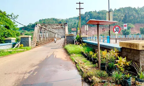 ഇരിട്ടി പഴയപാലത്തിൽ  നിയന്ത്രണ നടപടികളില്ല; വാഹനങ്ങൾ കുടുങ്ങുന്നത് പതിവ്