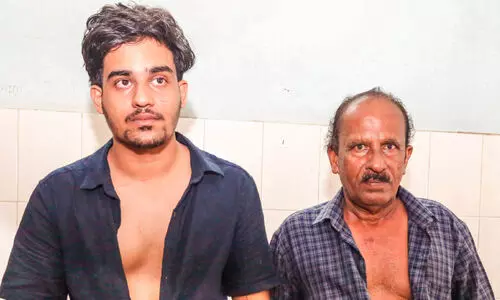 ​ബസ് കാത്തുനിന്ന യുവാവിനെയും പിതാവിനെയും പൊലീസ് മര്‍ദിച്ചതായി പരാതി