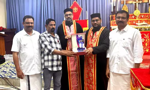 ജെ​യിം​സ് പി.​തോ​മ​സി​ന് യാ​ത്ര​യ​യ​പ്പ് ന​ൽ​കി