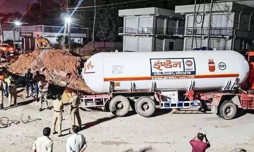 ദേശീയപാതയിലെ കുഴിയിൽ​ ഗ്യാസ്​ ടാങ്കർ ചരിഞ്ഞു