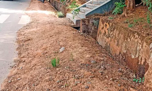 നടപ്പാതകളിൽ മൺകൂനകൾ; മണ്ണൂരിൽ ദുരിതംപേറി കാൽനട യാത്രക്കാർ നടപ്പാതകളിൽ മൺകൂനകൾ; മണ്ണൂരിൽ ദുരിതംപേറി കാൽനട യാത്രക്കാർ