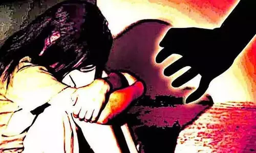 പ്രായപൂർത്തിയാകാത്ത പെൺകുട്ടിയെ ബലാത്സംഗം ചെയ്ത് ഗർഭിണിയാക്കി; 40 വയസ്സുള്ള അയൽക്കാരനും പെൺകുട്ടിയുടെ അമ്മയും അറസ്റ്റിൽ